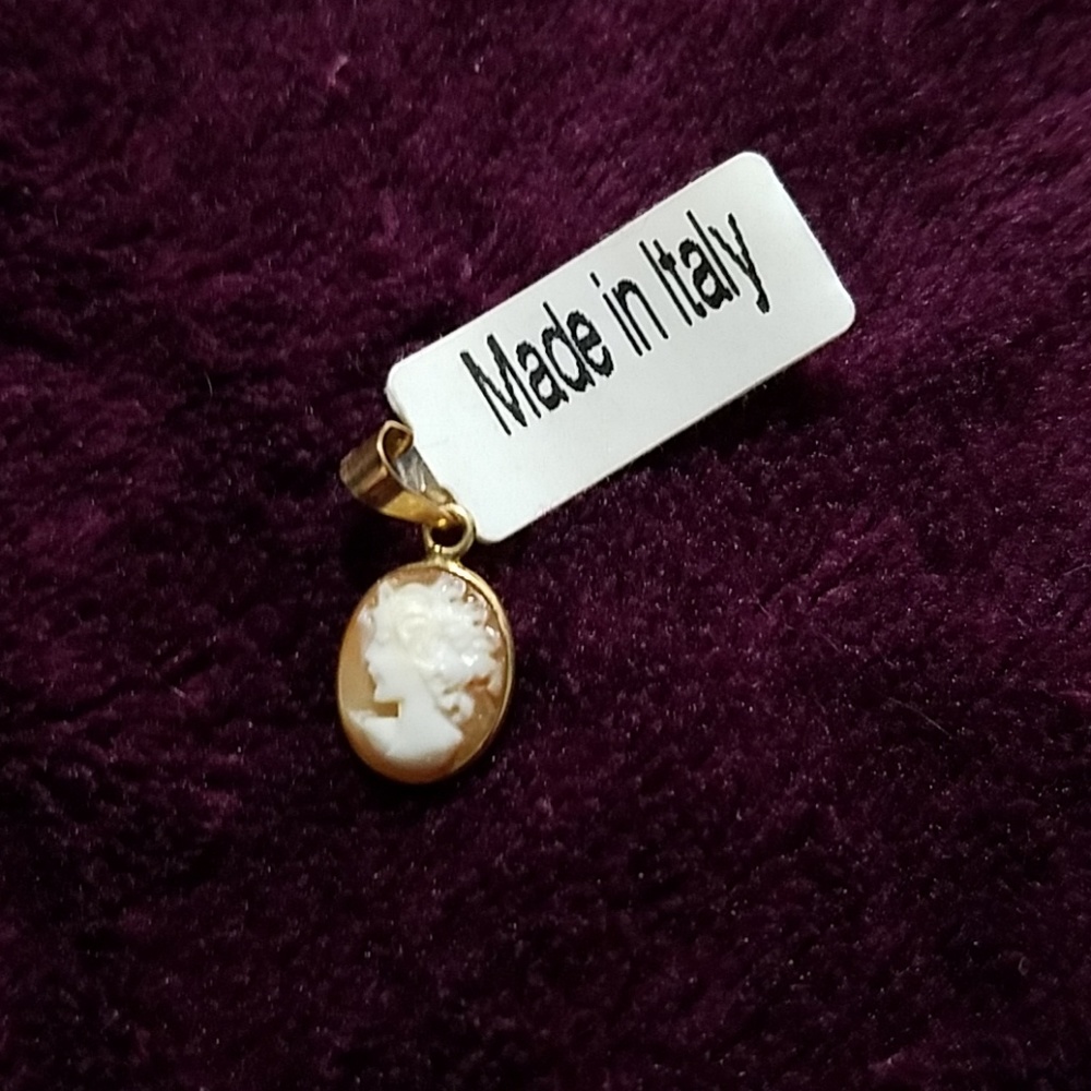 Cameo pendant